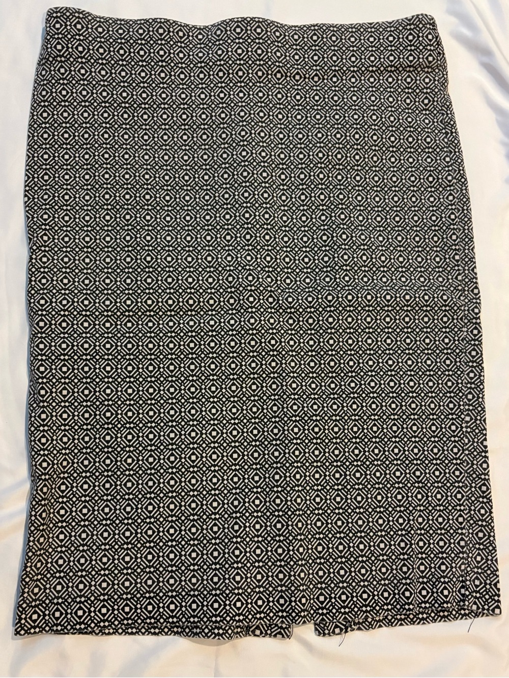 ATTYRE New York Women’s Black White Geometric Knit Pencil Skirt Stretch 12